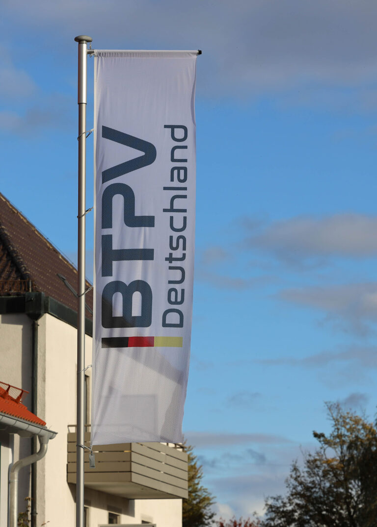BTPV Deutschland Fahne vor dem Firmengebäude